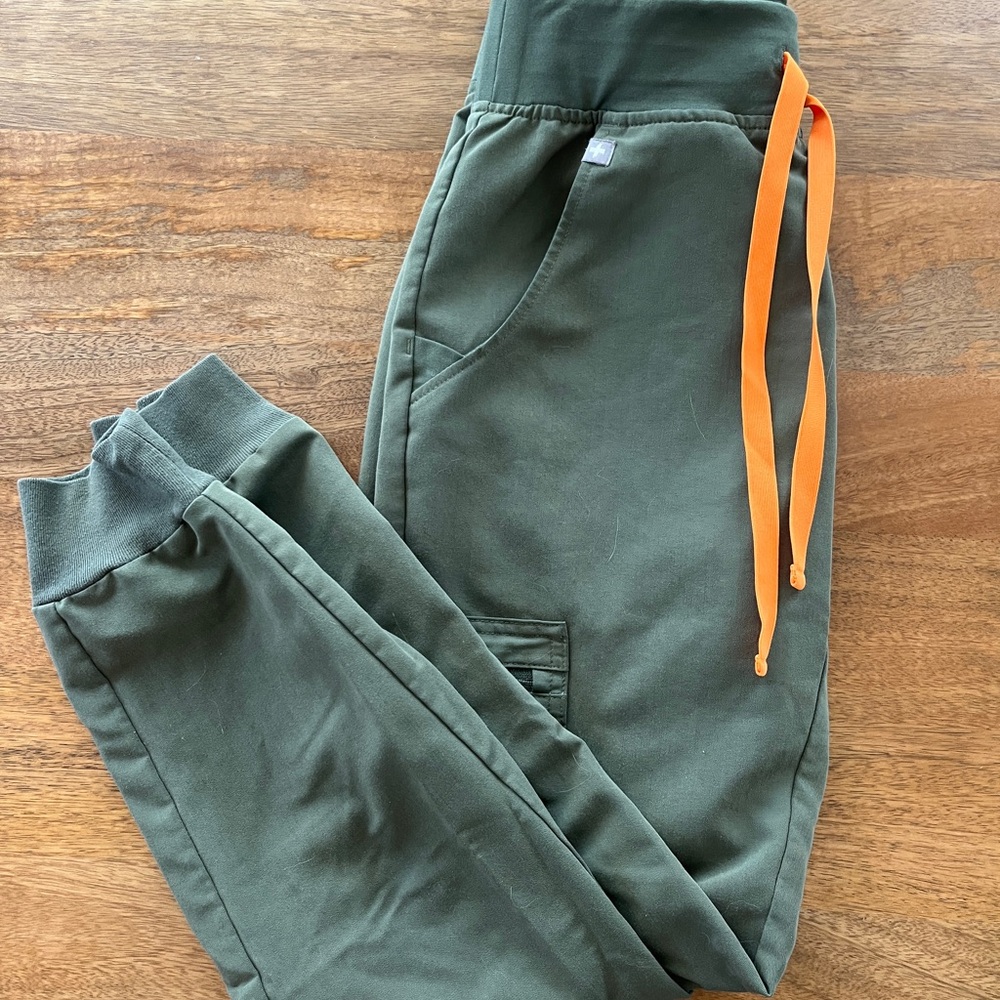 FIGS Zamora jogger scrub pants Moss green XS petite